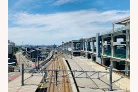 線路沿いに高架構造物が続く鉄道周辺の眺め