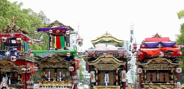 彩色された幕と彫刻で飾られた祭りの山車
