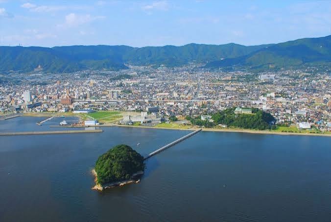 竹島と竹島橋、三河湾沿いに広がる蒲郡市の市街地