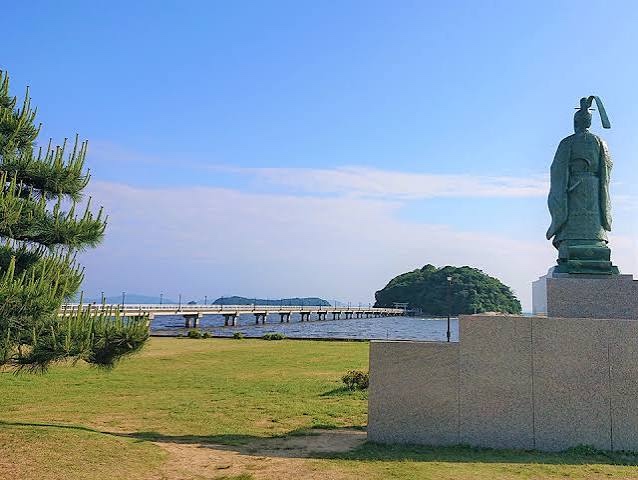 竹島を望む海辺の芝生広場と石像
