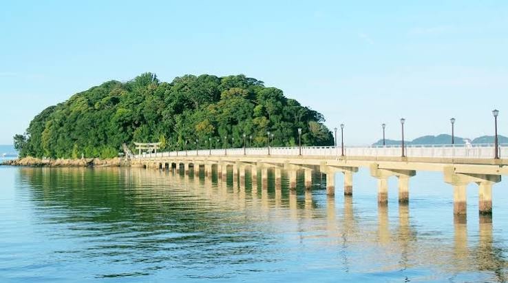 蒲郡市の竹島と海を渡る竹島橋
