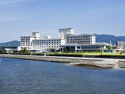 蒲郡市の海辺に建つ白い建物と水辺の遊歩道