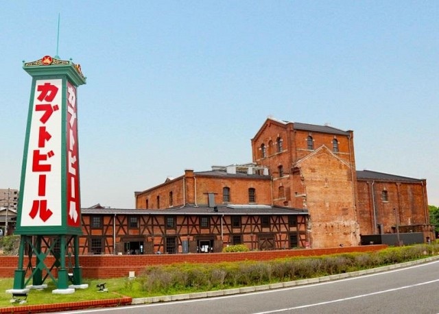 カブトビールの看板と半田赤レンガ建物