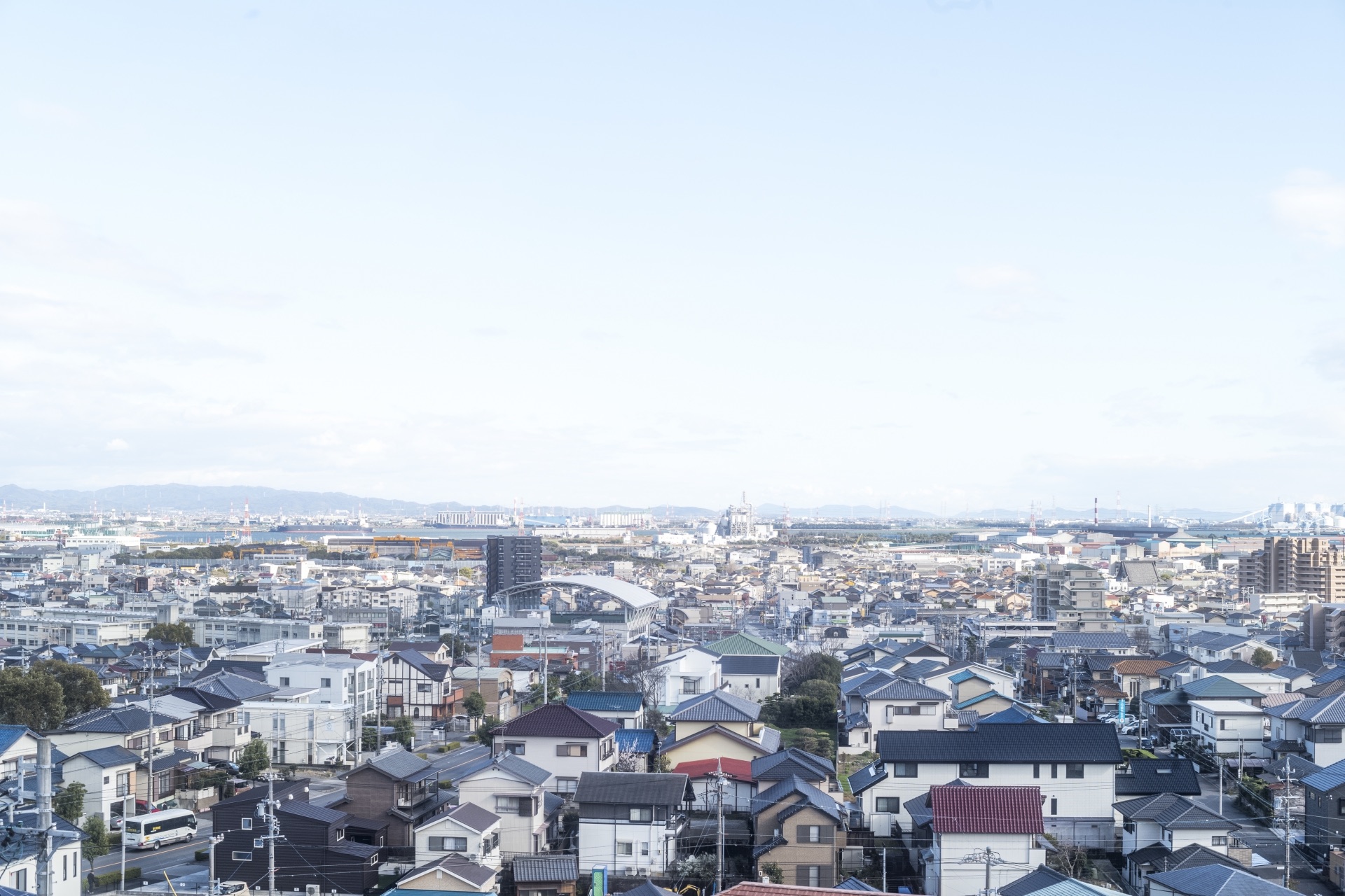 半田市の住宅地と衣浦港を望む眺望