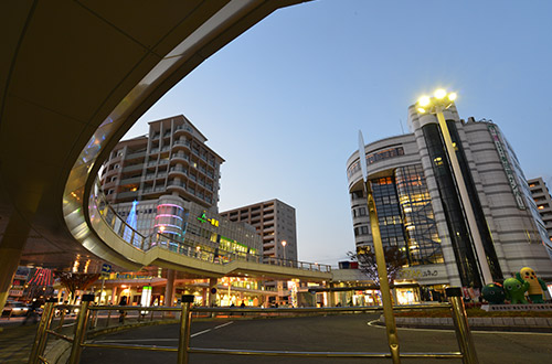 春日井市の駅前と商業施設
