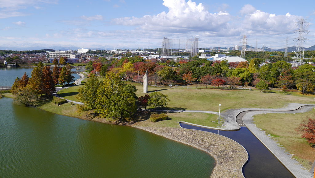 春日井市の公園と池を望む風景