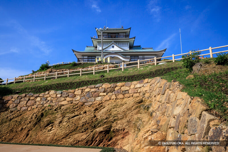 小牧山城を見上げる風景