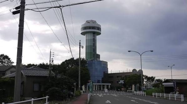 展望タワーへ続く道路と周辺の建物