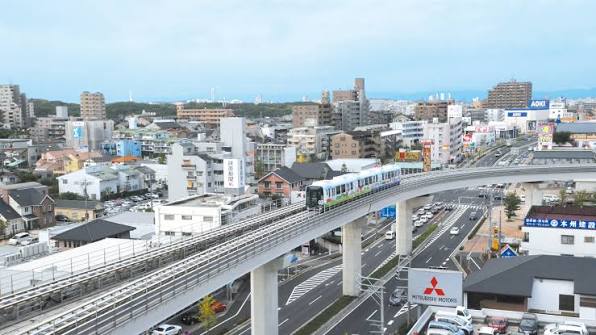 長久手市内を走るリニモ