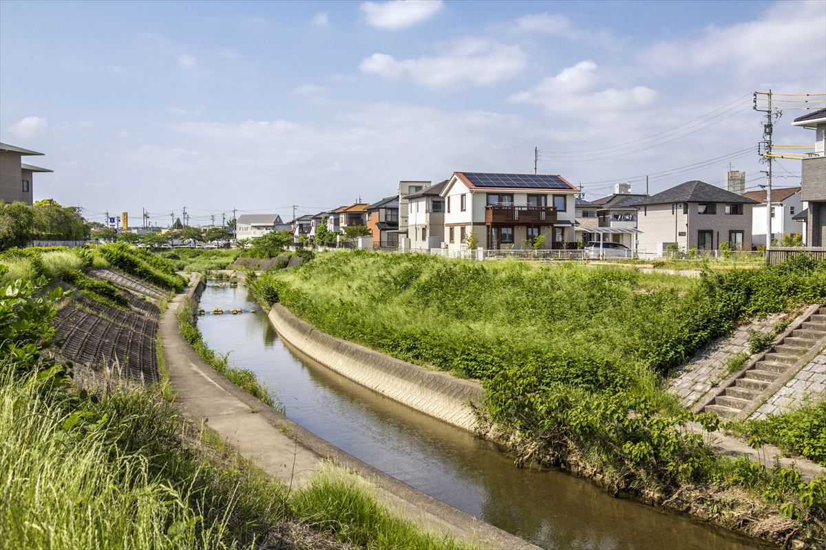 長久手市の住宅地を流れる水路