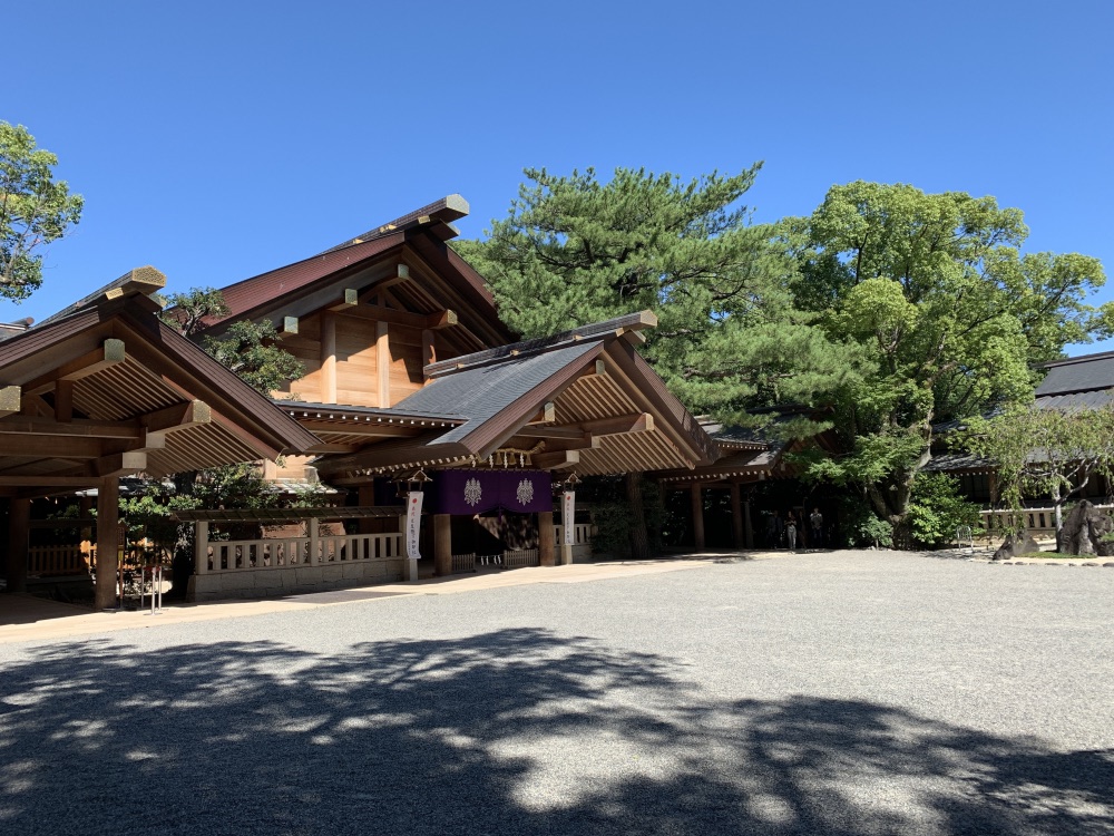青空の下に建つ熱田神宮の社殿