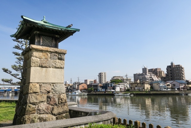 宮の渡し公園周辺の常夜灯と堀川沿いの街並み