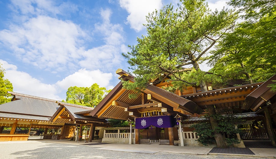 木々に囲まれた熱田神宮の社殿