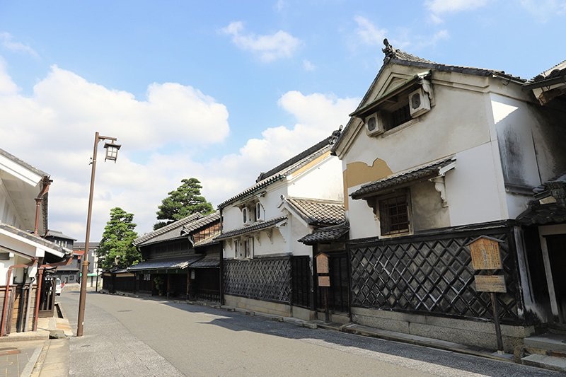 有松の町並みに残る蔵造りの建物