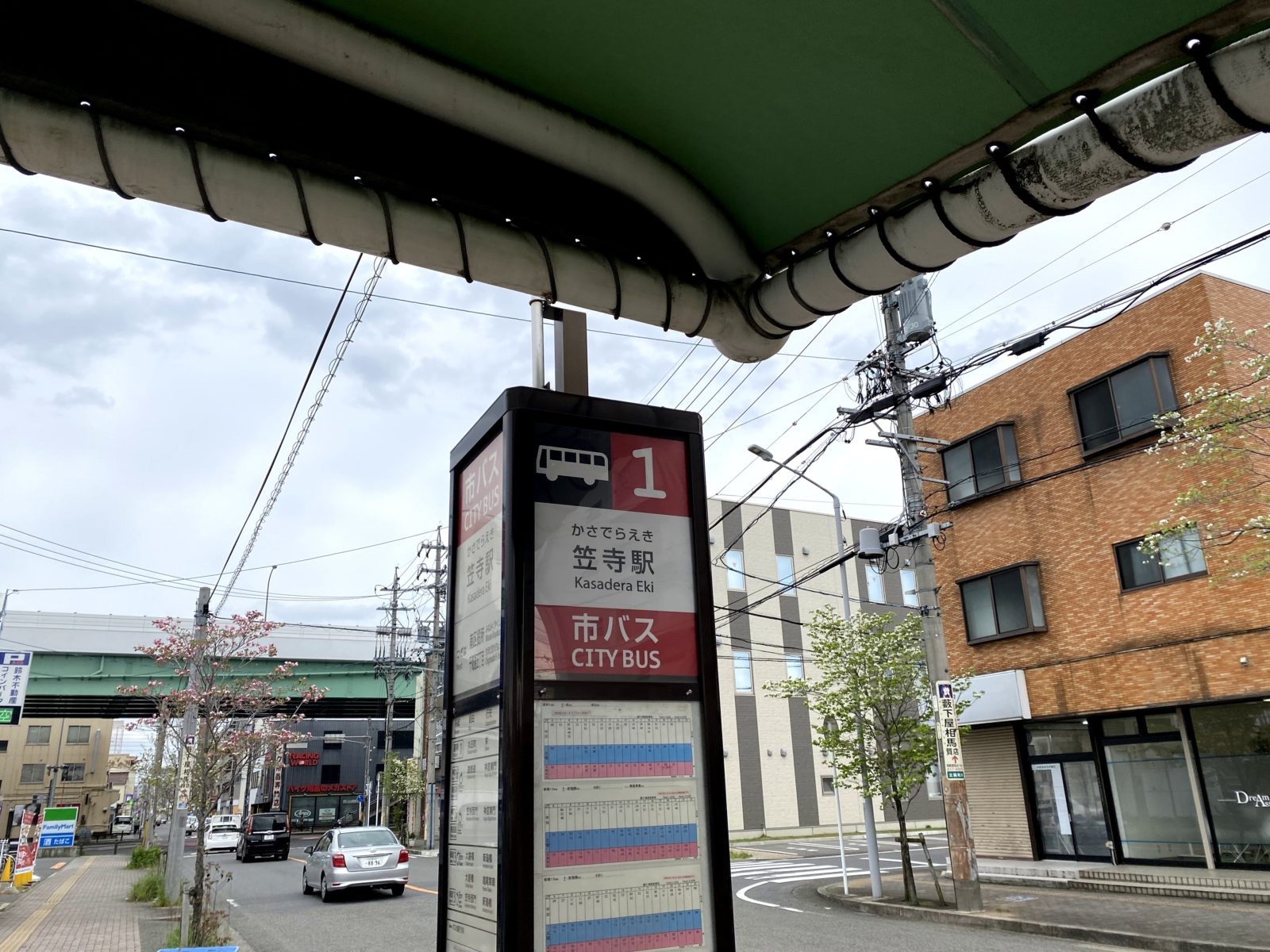 笠寺駅前の市バス停と街並み