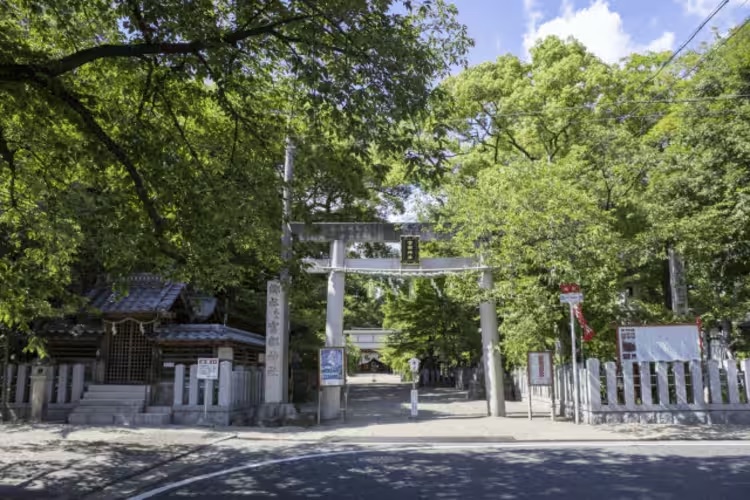 緑に囲まれた名古屋市南区の神社