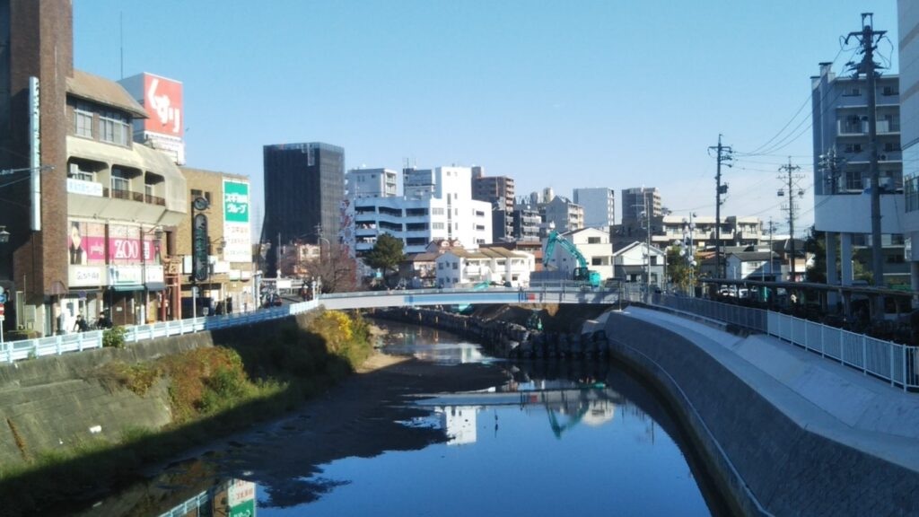 名古屋市南区の街並みと川