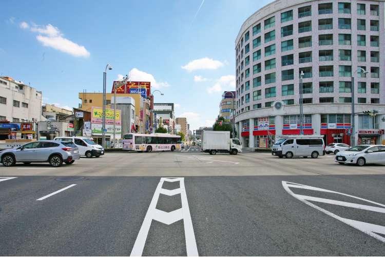 瑞穂区の幹線道路沿いの街並み
