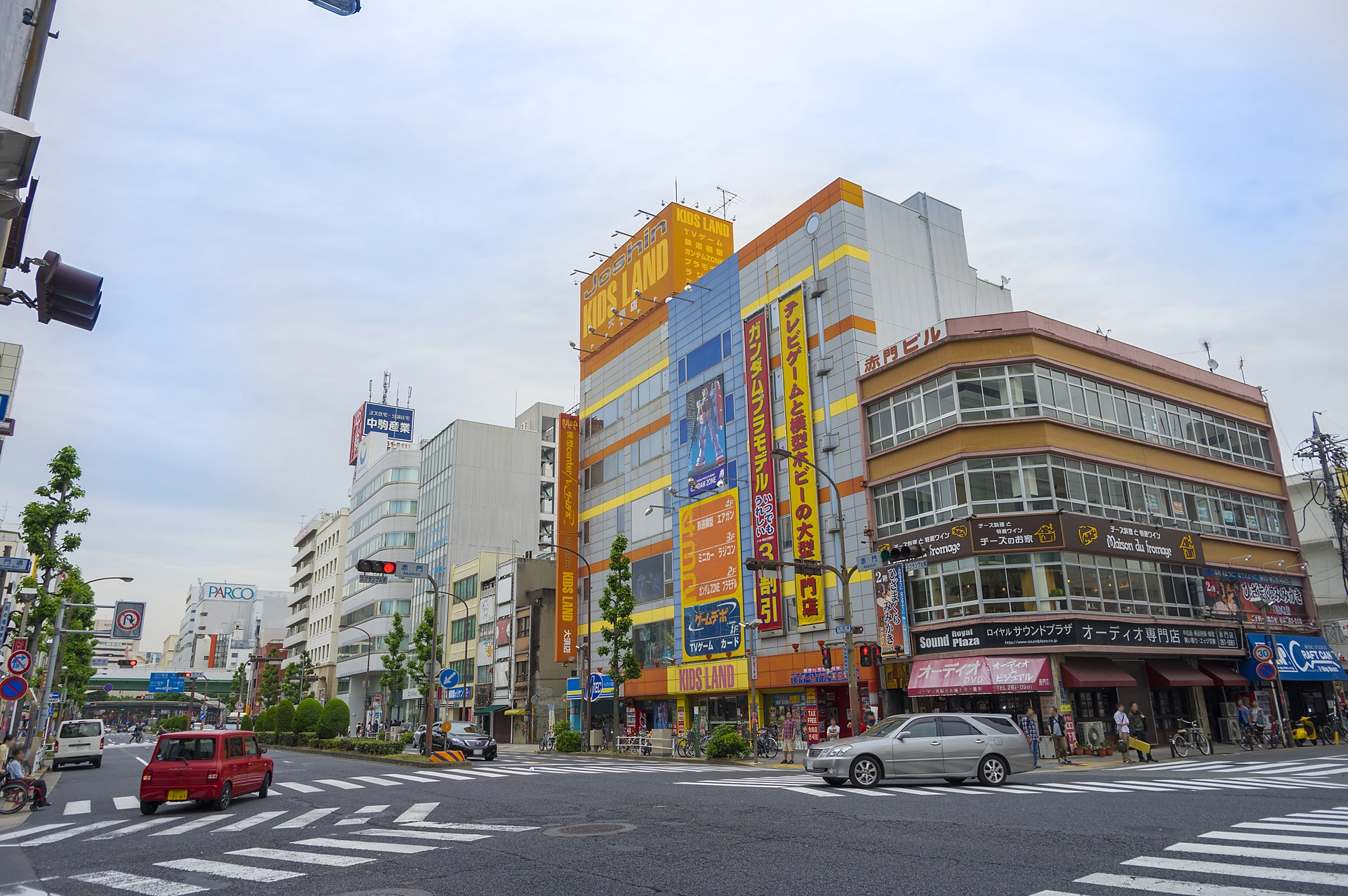 大須・赤門通周辺の街並み