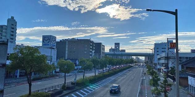 名古屋市西区の幹線道路沿いの街並み