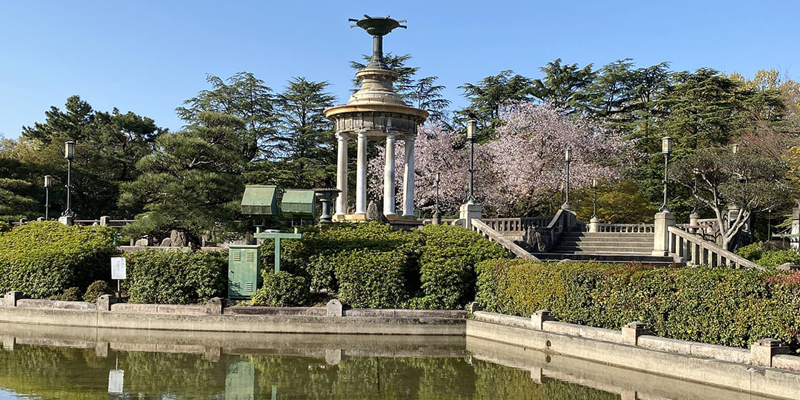 鶴舞公園の池と記念塔