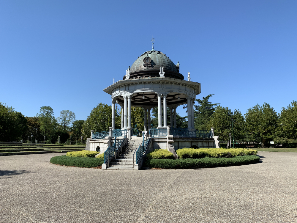 鶴舞公園の奏楽堂と園内風景