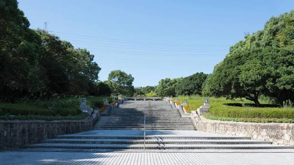 木々と植え込みに囲まれた公園の幅広い階段