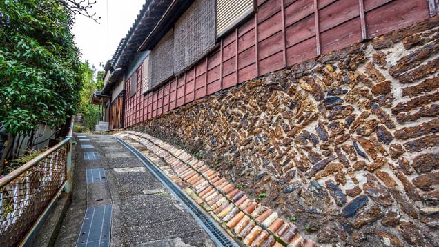 窯垣の小径の石垣と古い町並み
