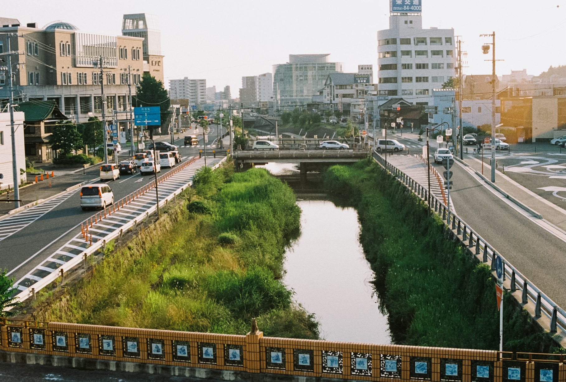 瀬戸市中心部を流れる瀬戸川と周辺の市街地