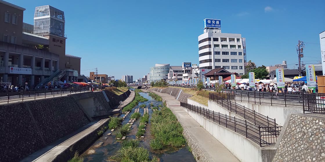 瀬戸市中心部を流れる瀬戸川と市街地