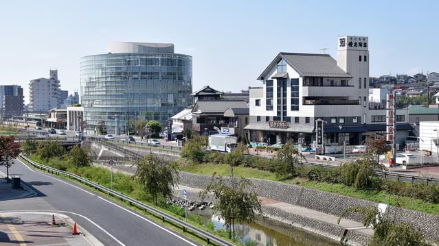 瀬戸市中心部の瀬戸川沿いと建物