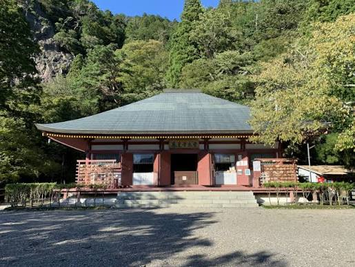 木々に囲まれた寺院の本堂