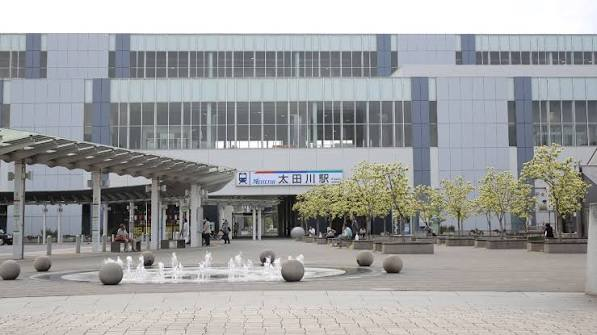 名鉄太田川駅の駅舎と噴水のある駅前広場