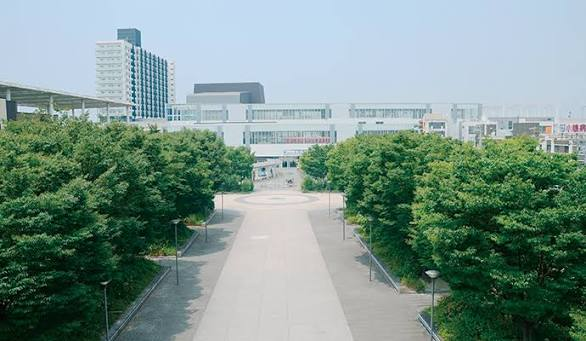 並木の間から駅周辺の建物へ続く広場