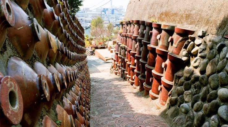 陶器を埋め込んだ壁が続く常滑の坂道