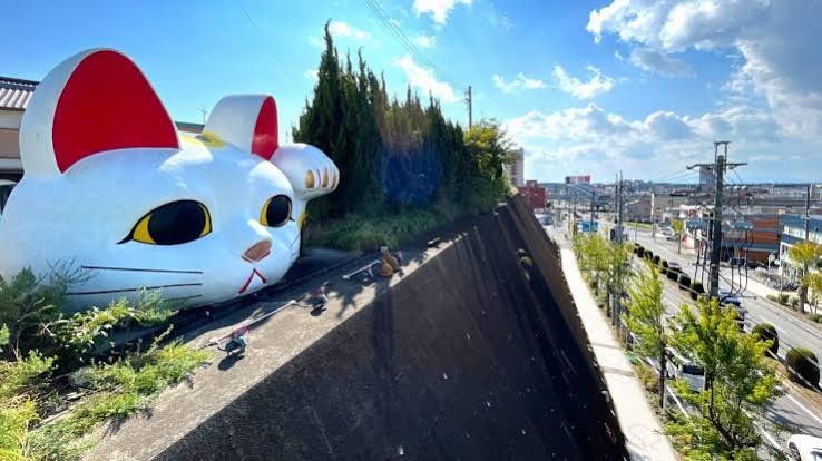 大きな招き猫と常滑市の街並み