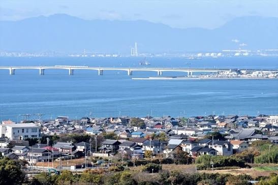 海と橋を背景に広がる常滑市の住宅地