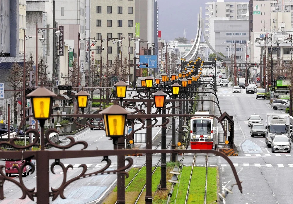 豊橋市役所付近の路面電車と駅前大通