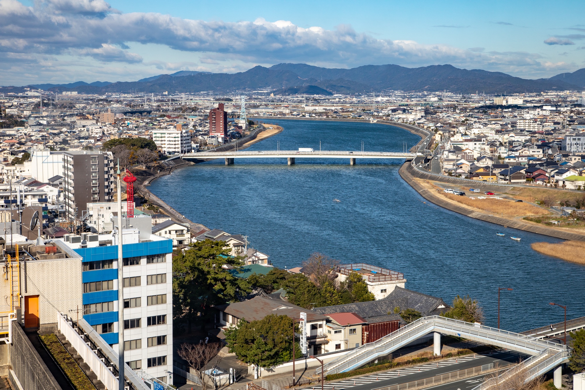 豊川と豊橋市街地を望む風景