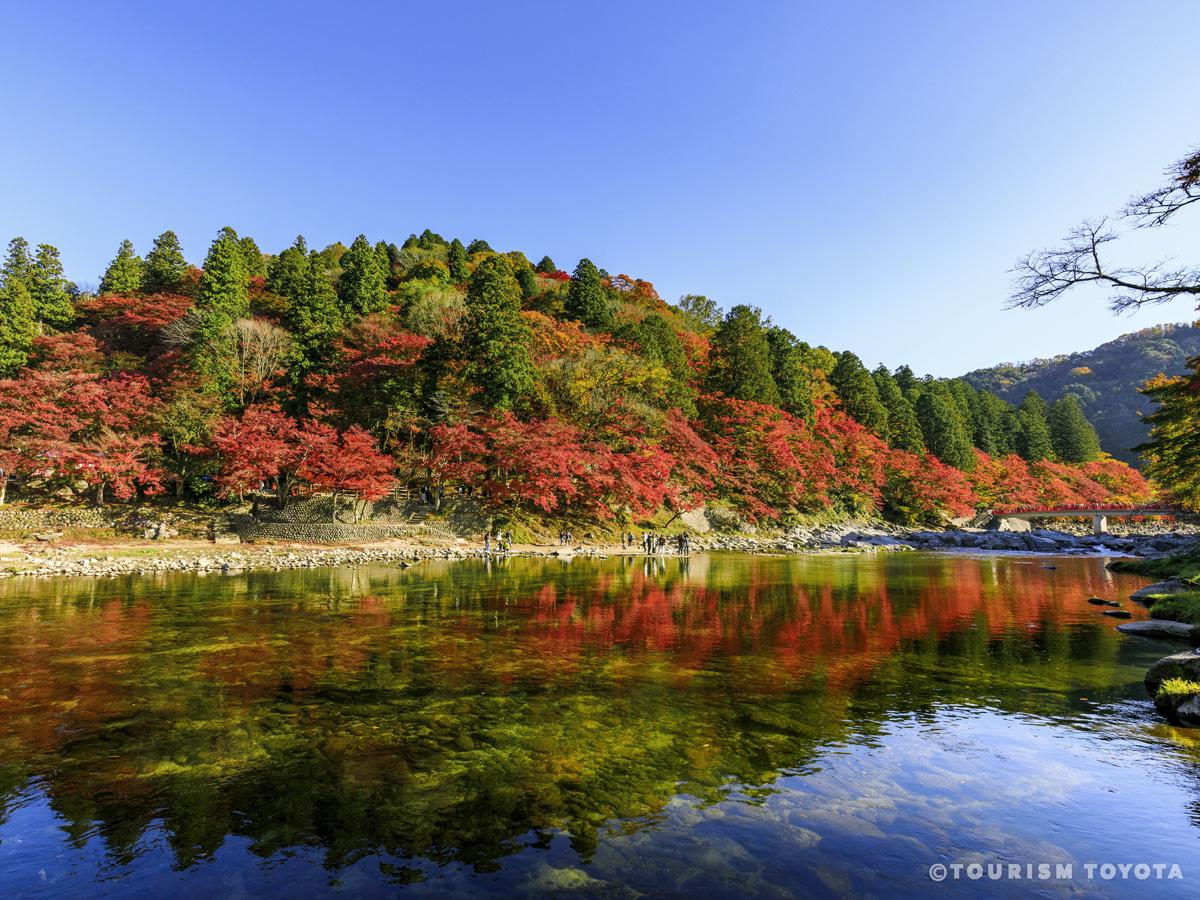 香嵐渓の紅葉と川沿いの景観