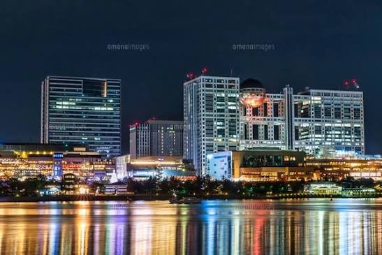 夜景に映る都市部の建物と水辺