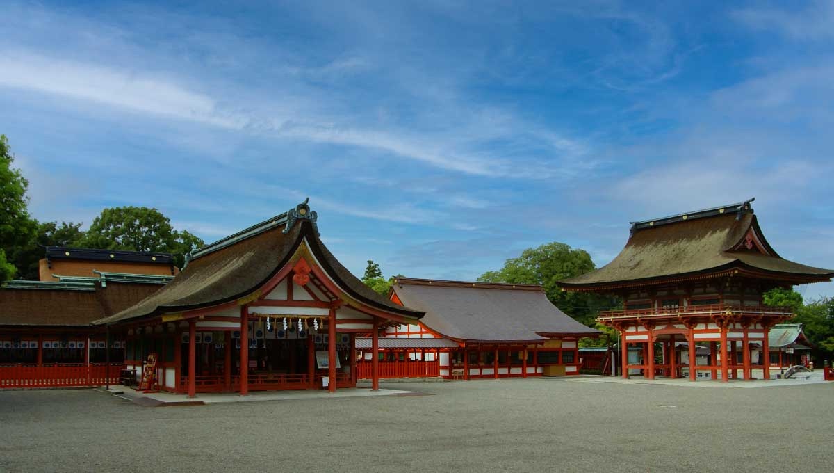 津島神社の社殿と楼門が並ぶ境内