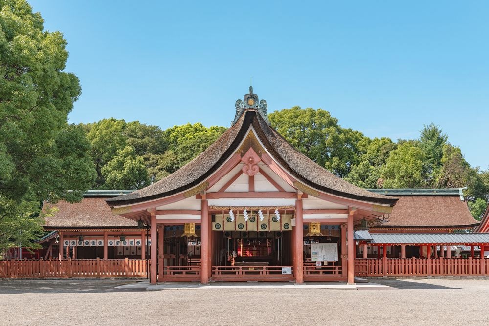 緑と青空に囲まれた津島神社の社殿
